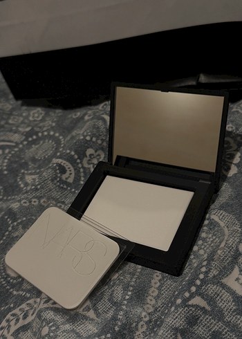 NARS Light Reflecting Setting Powder - Pressed - Görsel 5