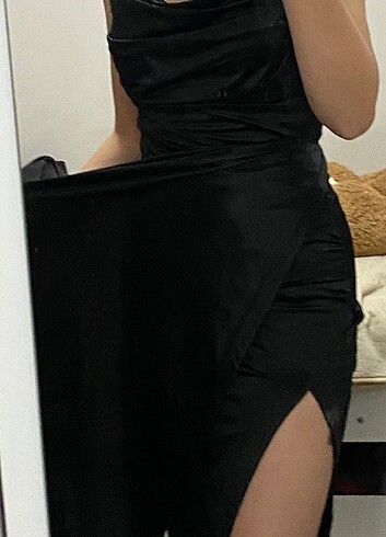 Zara Saten yandan yırtmaçlı askılı elbise 1 defa giyildi