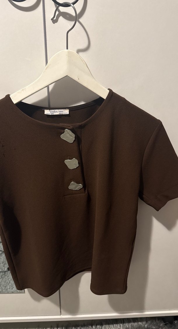 Düğmeli Kısa Kollu Kahverengi Tişört zara - Görsel 3