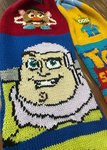 Renkli Toy Story Temalı Örgü Atkı - Görsel 3