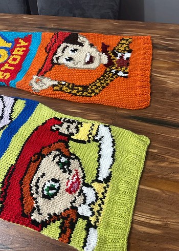 Renkli Toy Story Temalı Örgü Atkı - Görsel 2