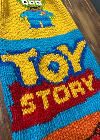 Renkli Toy Story Temalı Örgü Atkı - Görsel 5