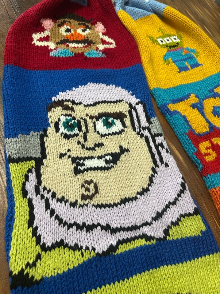 Renkli Toy Story Temalı Örgü Atkı - Görsel 3