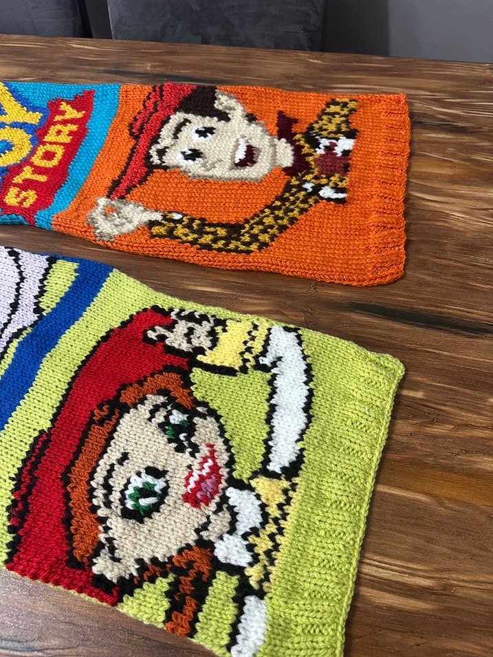 Renkli Toy Story Temalı Örgü Atkı - Görsel 2