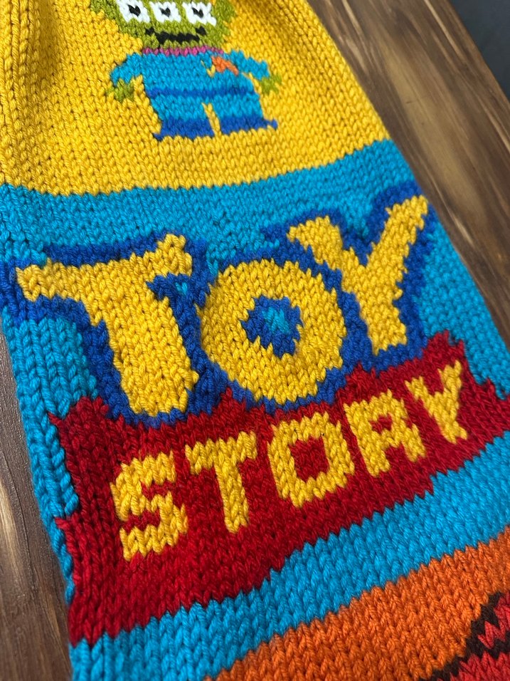 Renkli Toy Story Temalı Örgü Atkı - Görsel 5