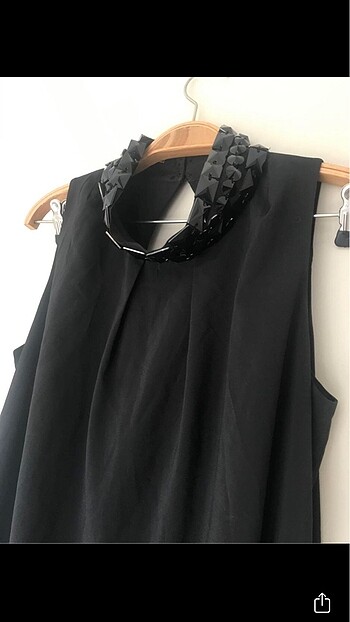 Zara Lamazone marka boynu taşlı siyah, kolsuz elbise