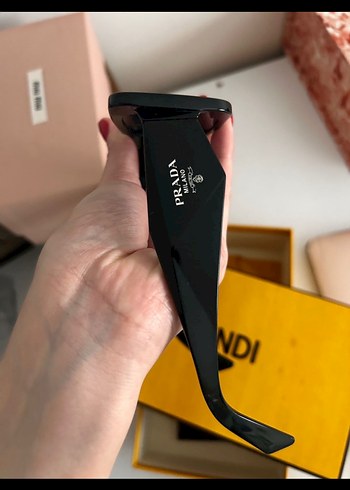 Prada Siyah Transparan Kadın Güneş Gözlüğü - Görsel 4