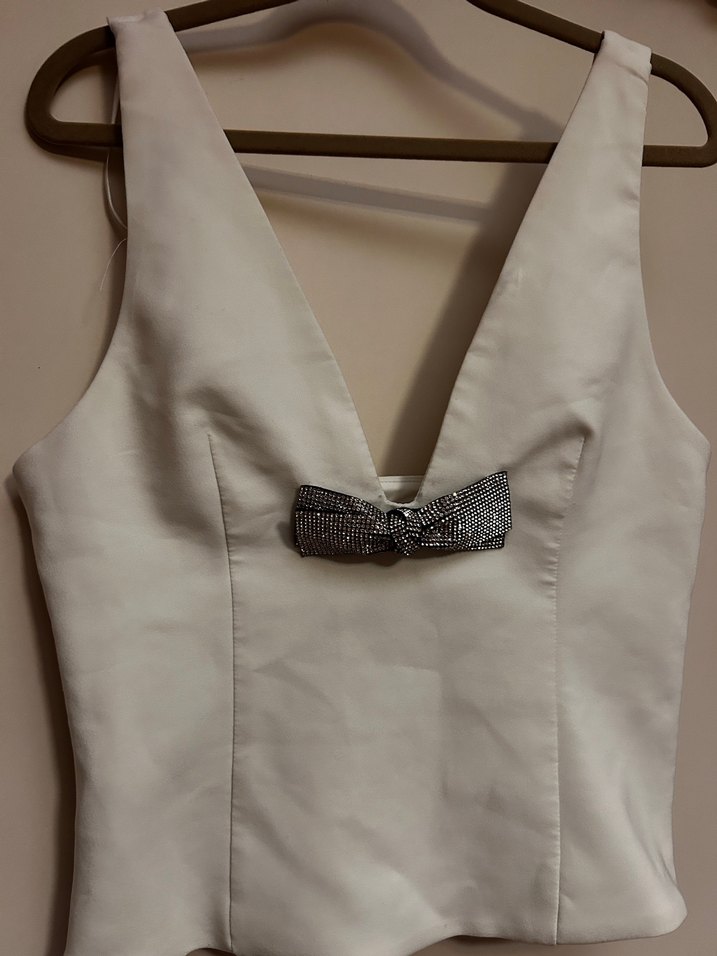 V Yakalı Mini Beyaz Düğmeli Büstiyer - Görsel 2