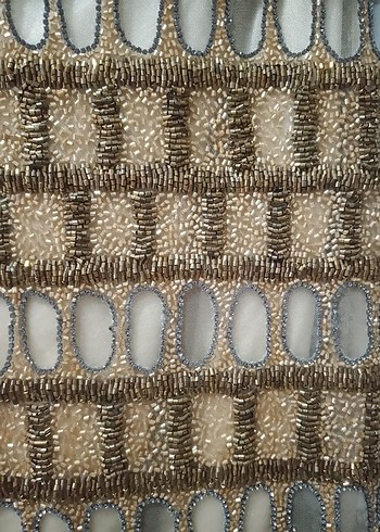 Boncuk İşlemeli Altın Renk Uzun V Yaka Elbise - Görsel 3