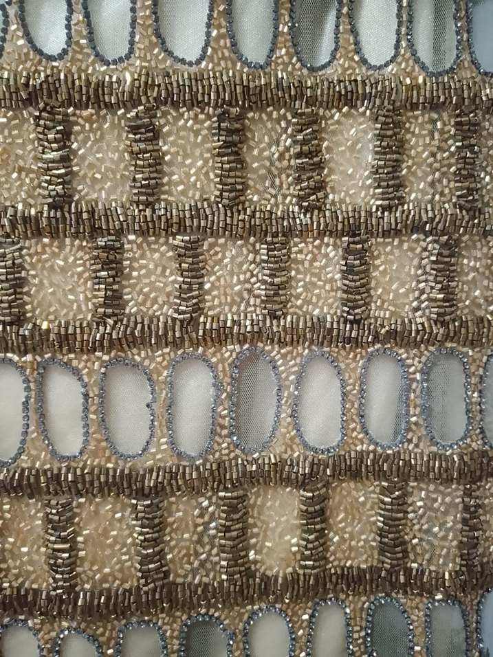 Boncuk İşlemeli Altın Renk Uzun V Yaka Elbise - Görsel 3