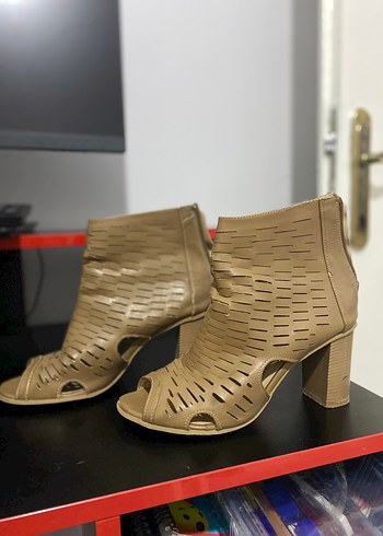 2K Bej Kesik Detayli Topuklu Bilek Bot