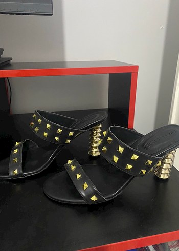 2K Altin Puskul Detayli Siyah Topuklu Terlik