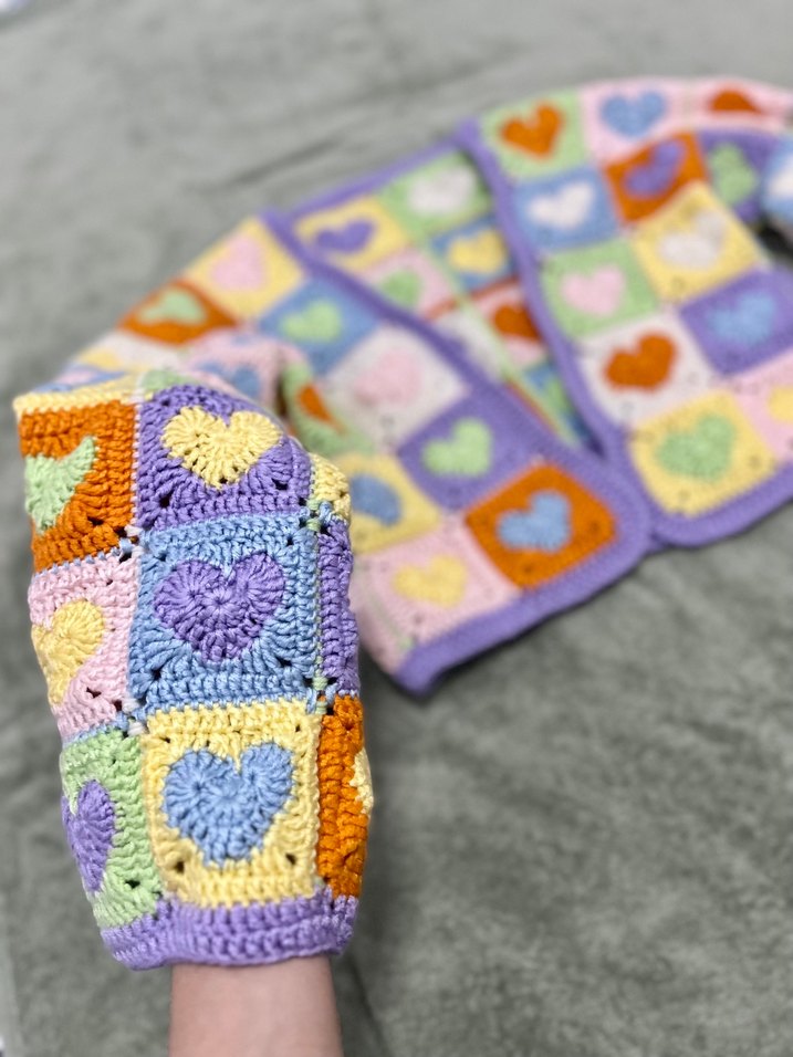 renkli kalpli örgü hırka - Görsel 3