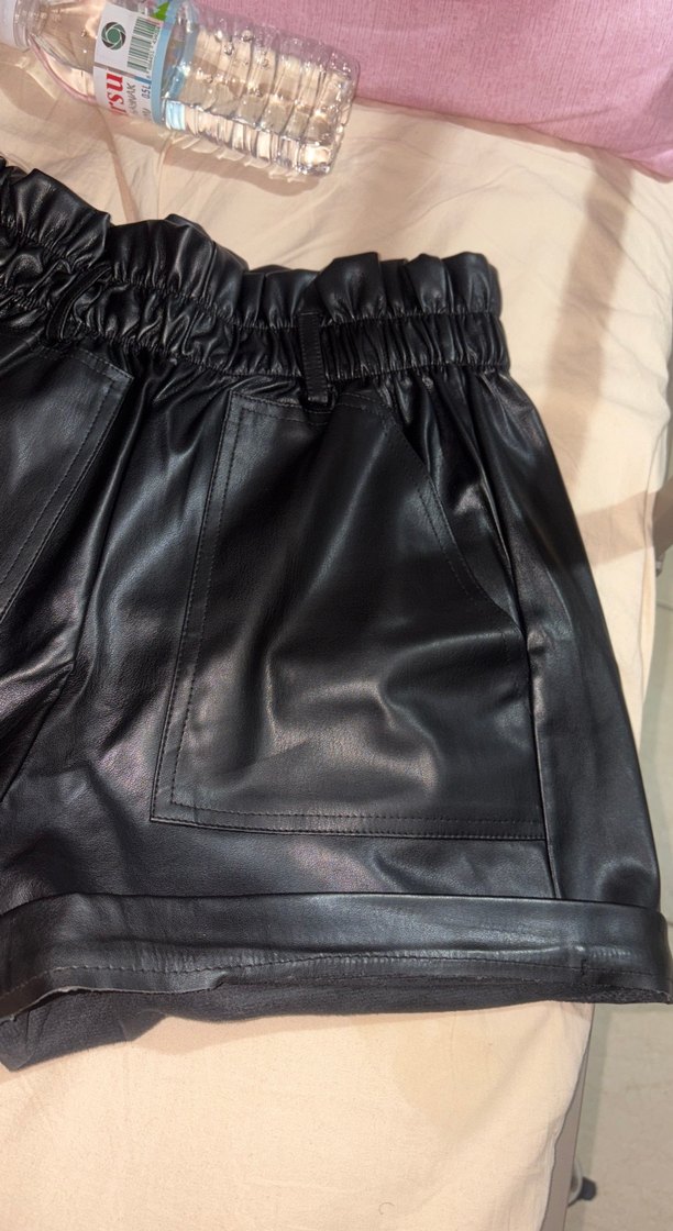 Kadın Siyah Deri Cepli Mini Şort - Görsel 3