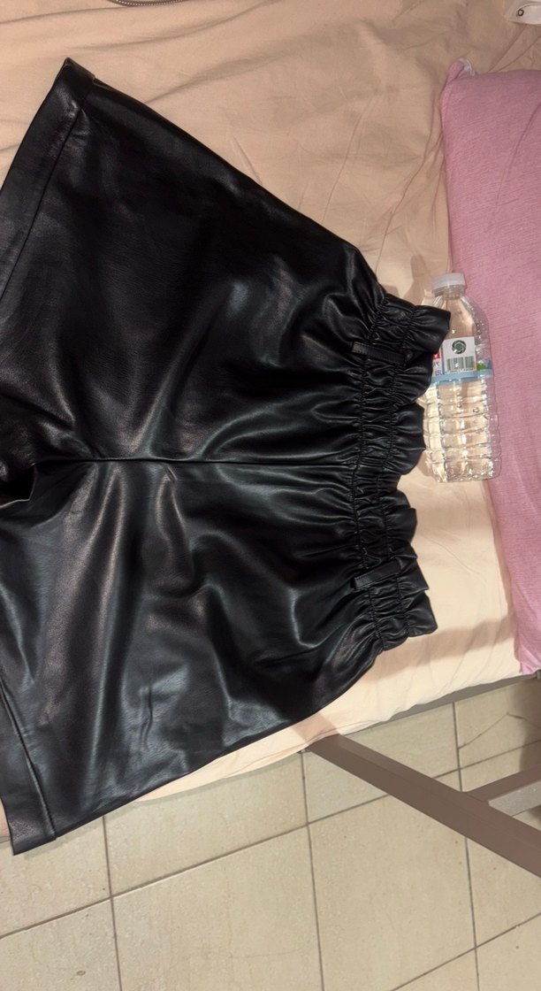 Kadın Siyah Deri Cepli Mini Şort - Görsel 5