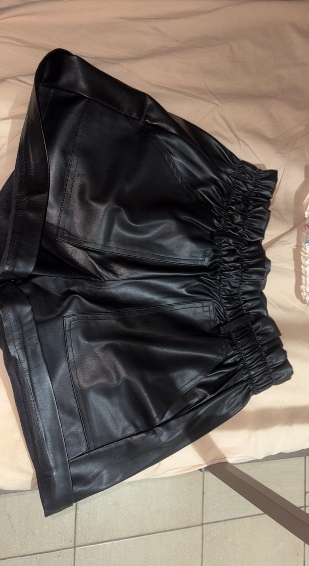 Kadın Siyah Deri Cepli Mini Şort - Görsel 2