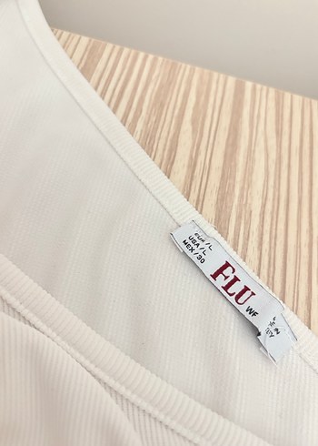 Beyaz Tek Omuz Pliseli Kadın Bluz toka detaylı - Görsel 3