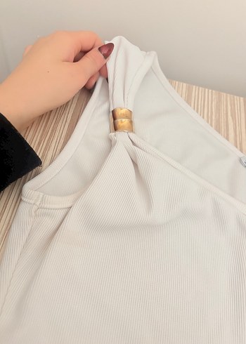 Beyaz Tek Omuz Pliseli Kadın Bluz toka detaylı - Görsel 2