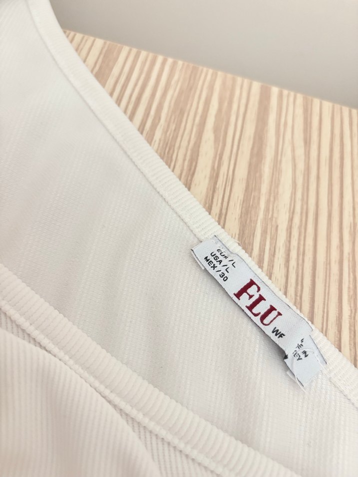 Beyaz Tek Omuz Pliseli Kadın Bluz toka detaylı - Görsel 3