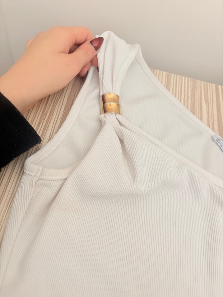 Beyaz Tek Omuz Pliseli Kadın Bluz toka detaylı - Görsel 2