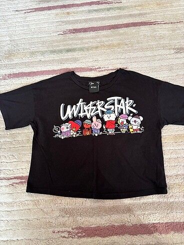 Siyah baskılı tshirt bt21