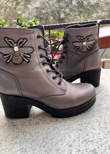 Elle marka Gri Deri Nakışlı Kadın Bot - Görsel 2