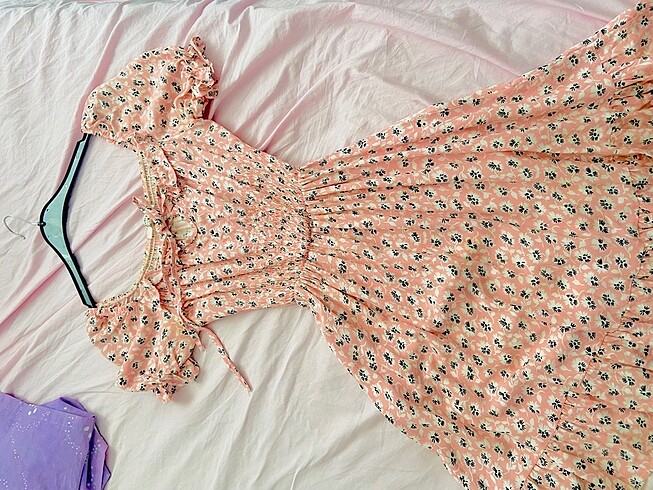 Pembe elbise çiçekli