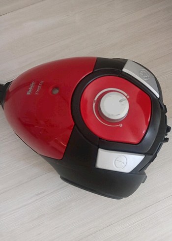 Kırmızı Renkli Elektrikli Süpürge