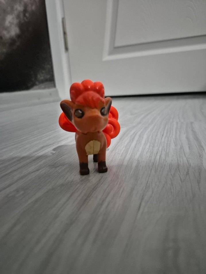 Vulpix Pokemon aksiyon figürü - Görsel 3