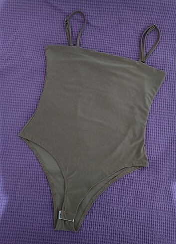 Askılı çıtçıtlı bodysuit bej