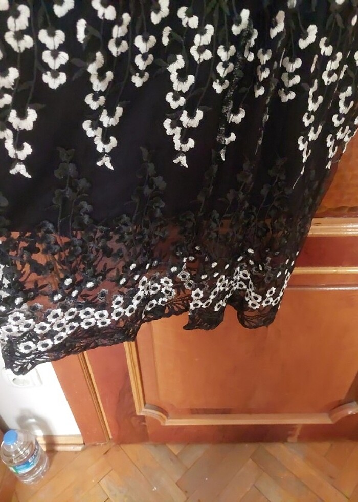 Koton çiçekli siyah elbise - Görsel 2