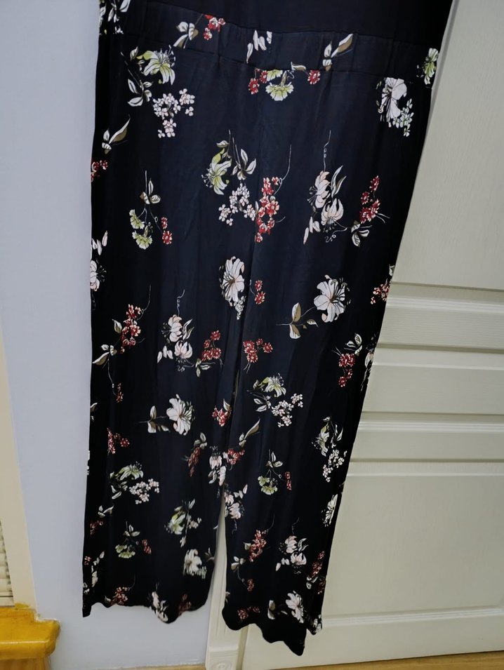 Siyah çiçek baskılı tulum - Görsel 3