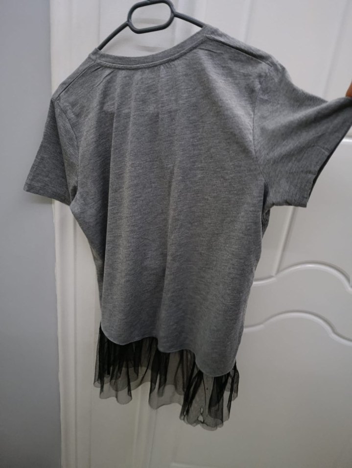 Gri Baskılı Mini Tül Detaylı Kadın Tişört - Görsel 3