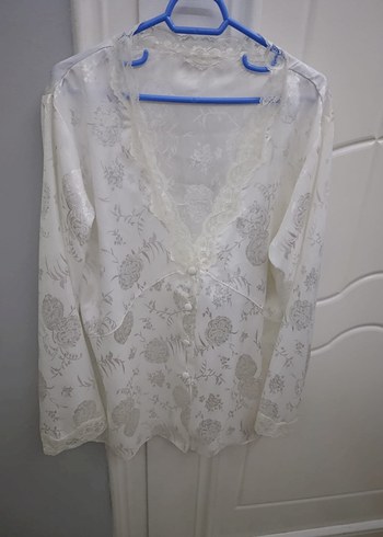 Dantel Detaylı Beyaz Kadın saten pijama takımı.
