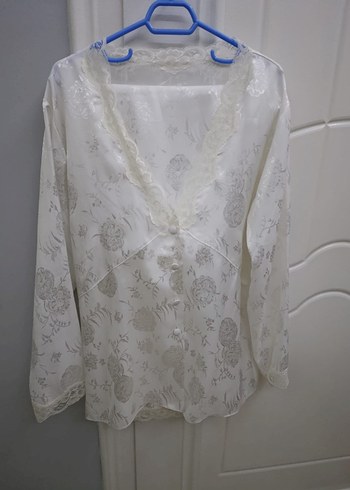 44 Beden Dantel Detaylı Beyaz Kadın saten pijama takımı.