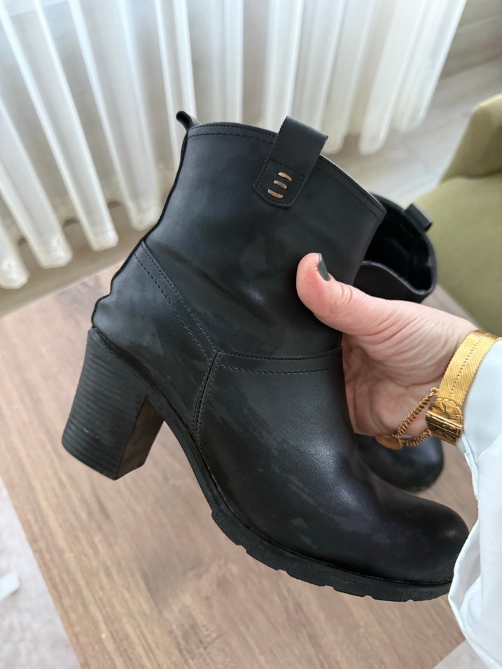 Kadın Siyah Deri Topuklu Bot - Görsel 3