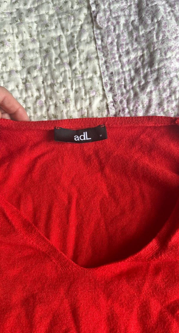 Kırmızı V Yakalı Kadın Triko - Görsel 2