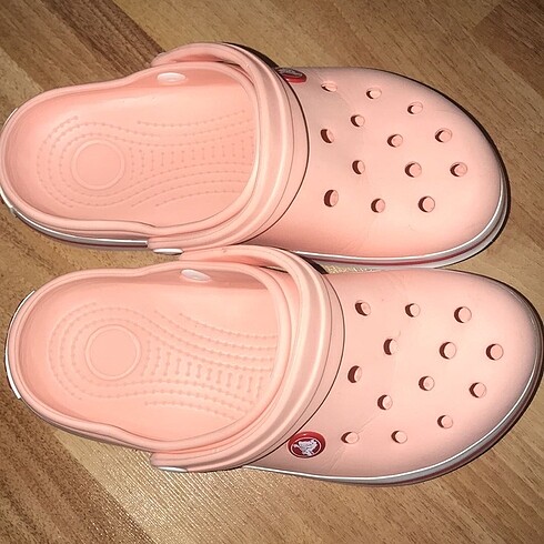 38 Beden Crocs pembe terlik 39 ama 38 için daha uygun