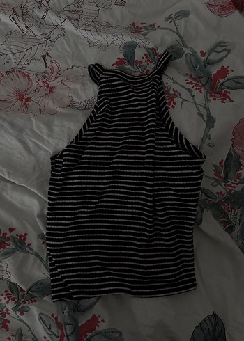 Siyah Çizgili Yüksek Yakalı Kolsuz Crop Top