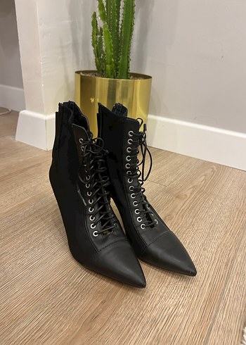 Zara Siyah Bagcikli Deri Stiletto Bot