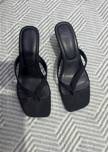Bershka Siyah Minimal Sandalet