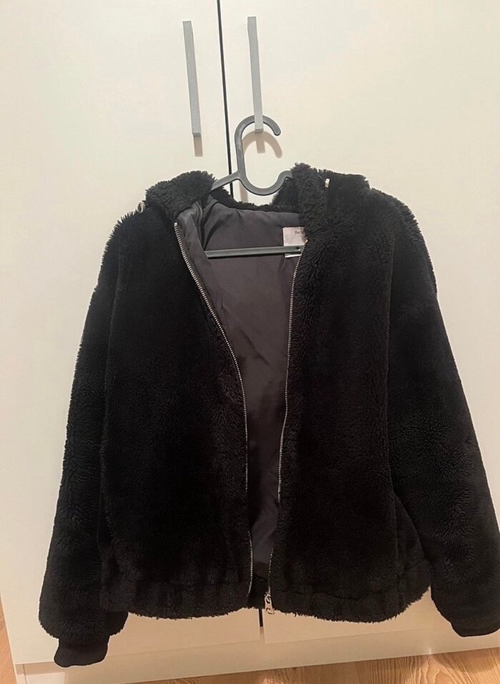 BERSHKA siyah kapüşonlu kürk - Görsel 4