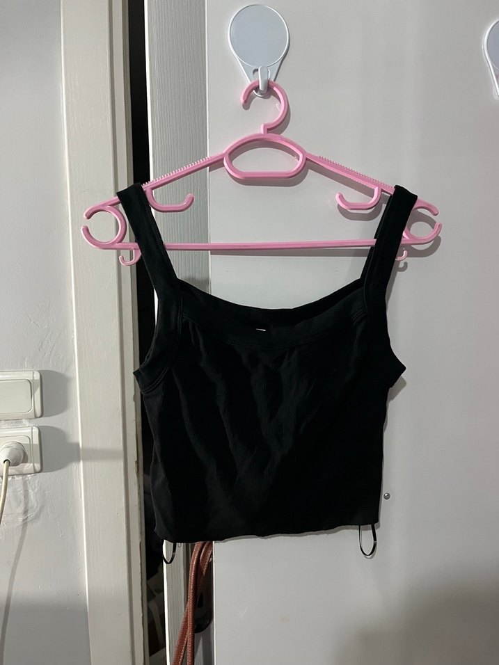 Siyah Askılı Kısa Bluz - Görsel 2