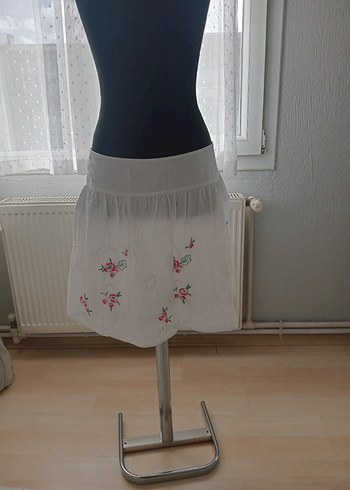 Nakışlı Beyaz Mini Etek - Görsel 2