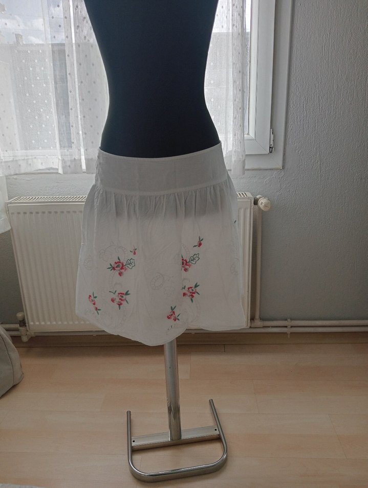 Nakışlı Beyaz Mini Etek - Görsel 2