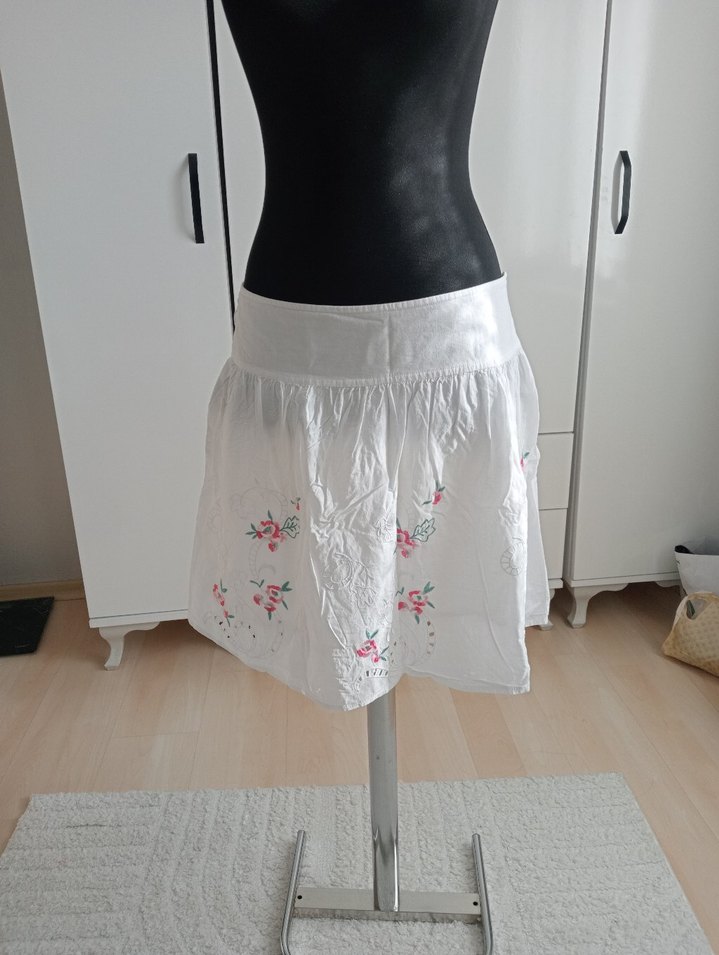 Nakışlı Beyaz Mini Etek - Görsel 3