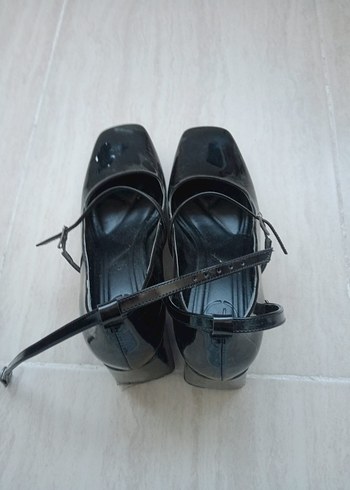 Kadın Siyah Rugan Topuklu Kemerli Klasik Ayakkabı - Görsel 2