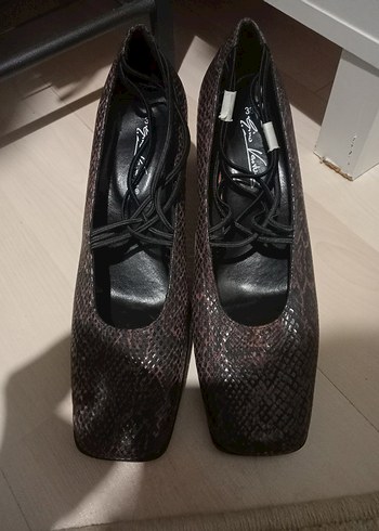 Kahverengi Yılan Desenli Tokalı Topuklu Kadın Ayakkabı - Görsel 2