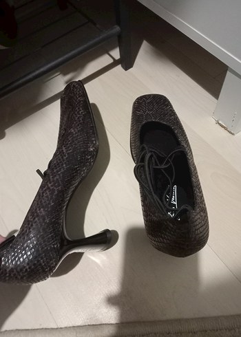 Kahverengi Yılan Desenli Tokalı Topuklu Kadın Ayakkabı - Görsel 4