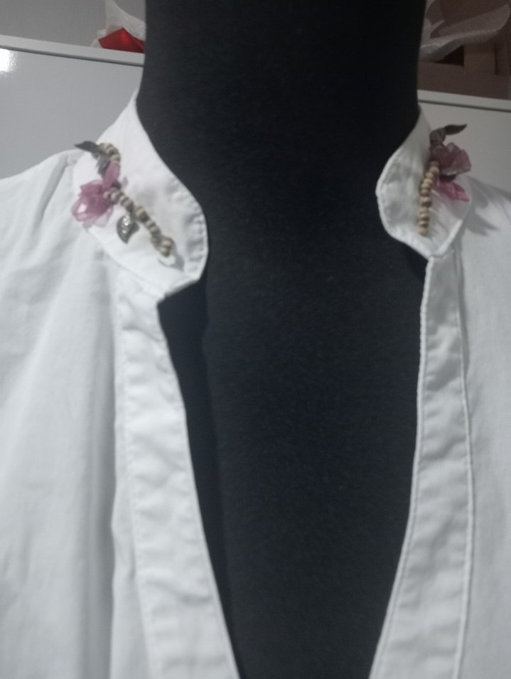 Nakışlı V Yaka Kadın Beyaz Gömlek - Görsel 2